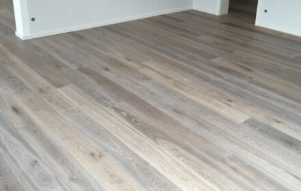 Angeräucherte Eiche-Landhausdiele in Cashmere-Grau, geölt