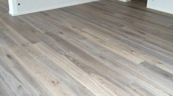 Angeräucherte Eiche-Landhausdiele in Cashmere-Grau, geölt